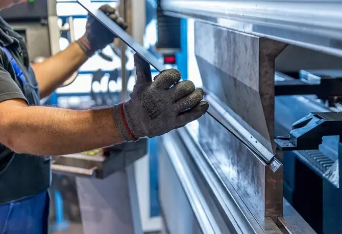 Como a conformação e a dobra de chapas metálicas moldam a indústria da construção moderna